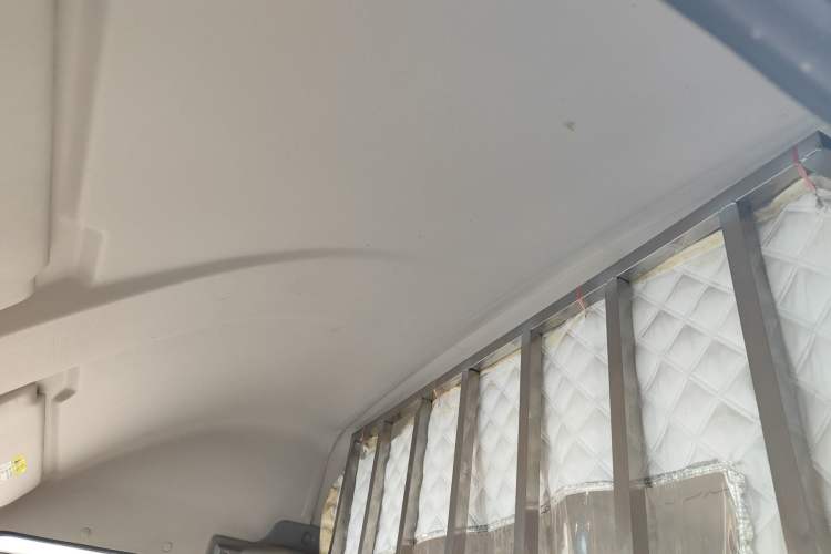 Used Iveco Daily 2020 2.5T A35 Passenger Van with Dual Tires Mid-Roof Design 5-9 Seater Side-Sliding Door China V Emission Standard