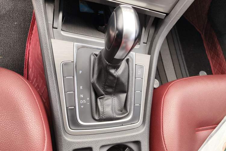 Used Volkswagen Golf 2014 1.4TSI Automatic Comfort Model Gear Lever