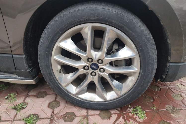 Used Ford Edge 2016 EcoBoost 245 Four-Wheel Drive Titanium 7-Seater Right Front Wheel Hub