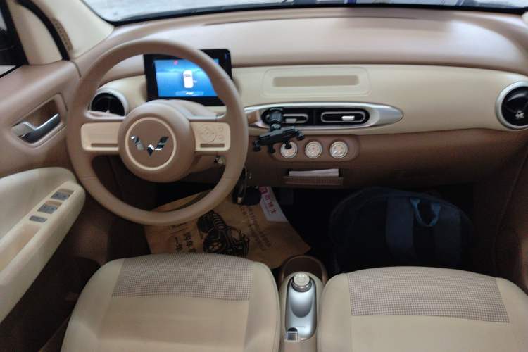 Used Wuling Hongguang MINIEV 2025 Four-Door Version Advanced Edition Center Console