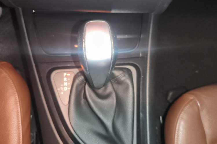 Used BMW 1 Series 2011 120i Convertible Coupe Gear Lever