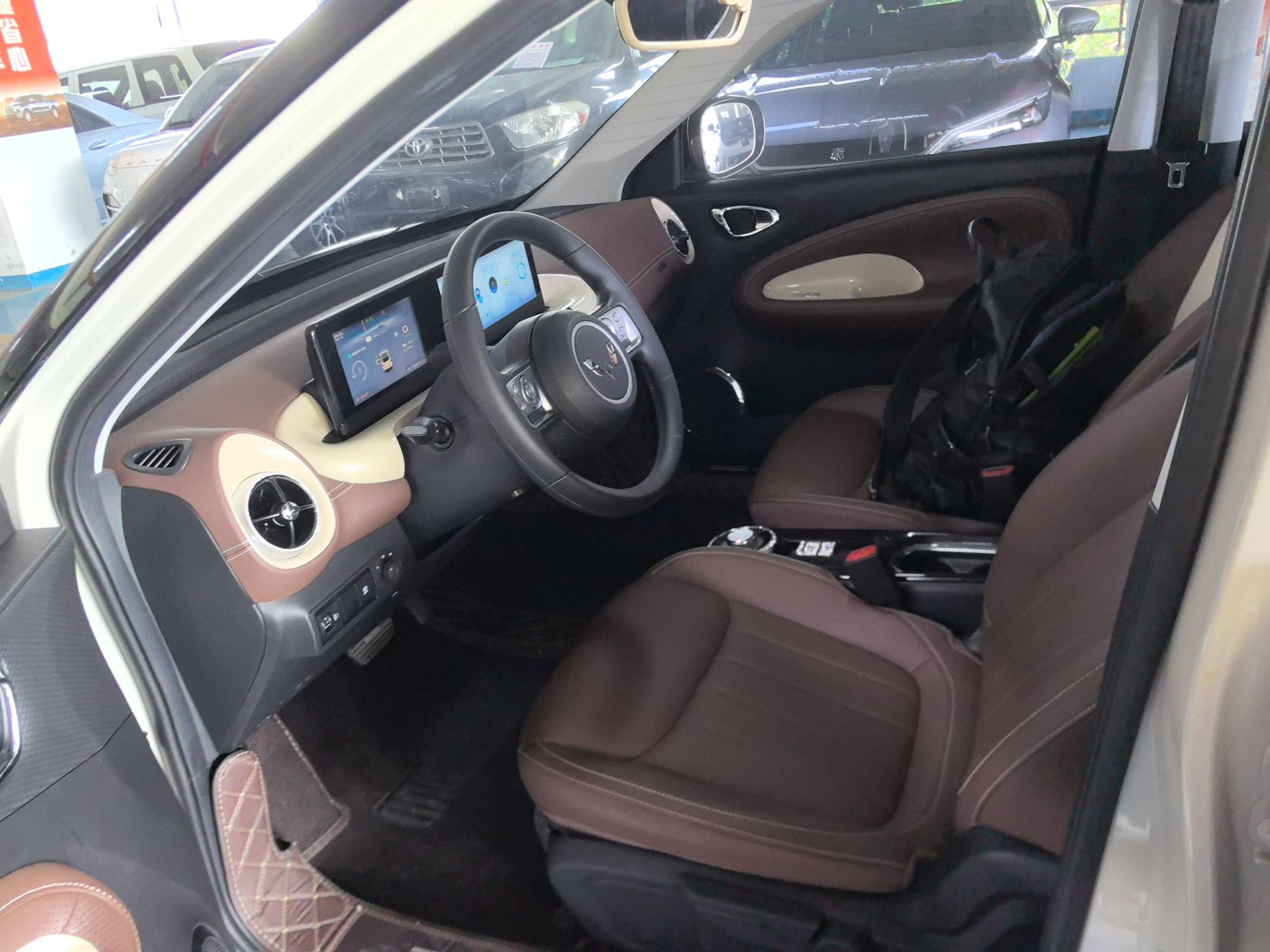 المقاعد الأمامية داخل السيارة