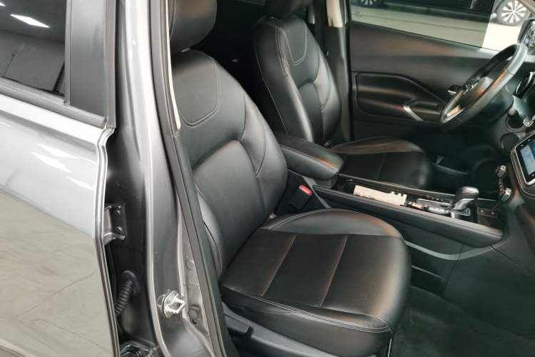 Used Nissan Kicks 2022 1.5L CVT XV Luxury Edition Right Front Seat