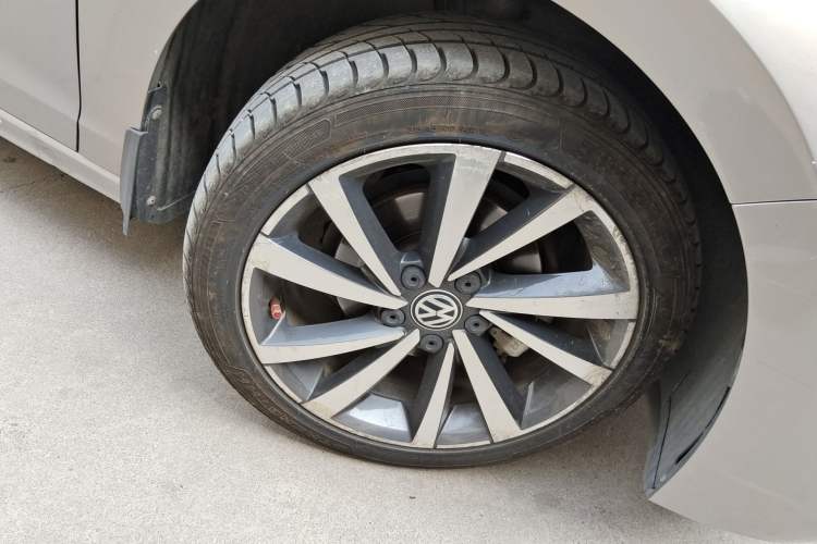 Used Volkswagen Bora 2019 1.5L Automatic Luxury Version Right Front Wheel Hub