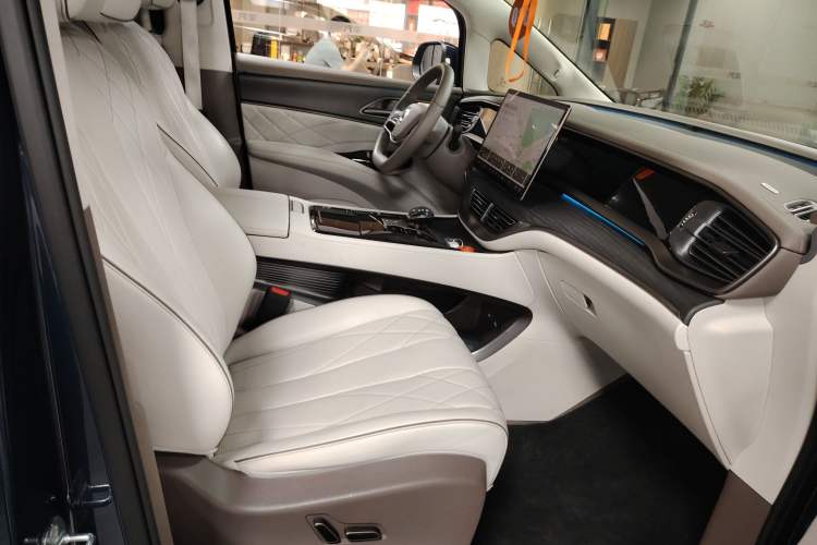 Used Denza D9 2022 DM-i 970 Four-Wheel Drive Flagship Model
