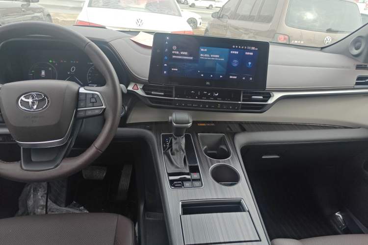 Used Toyota Granvia 2023 2.5L Hybrid Flagship VIP Edition
