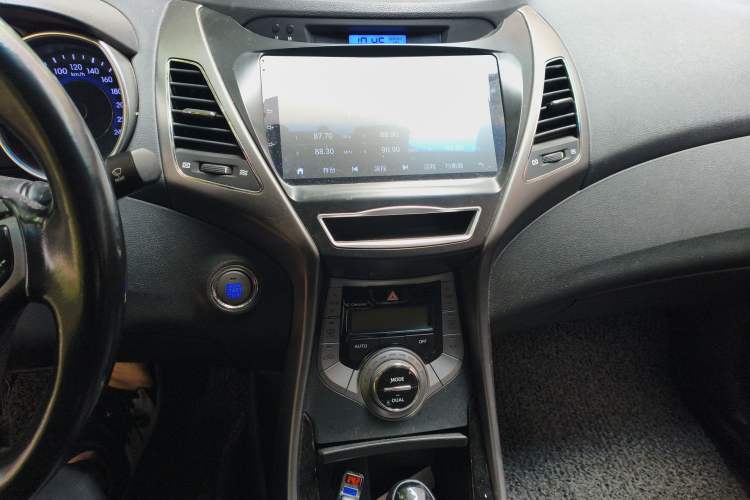 Used Hyundai Elantra (5th Generation / Langdong) 2013 1.6L Automatic Luxury Model Audio And AC Panel