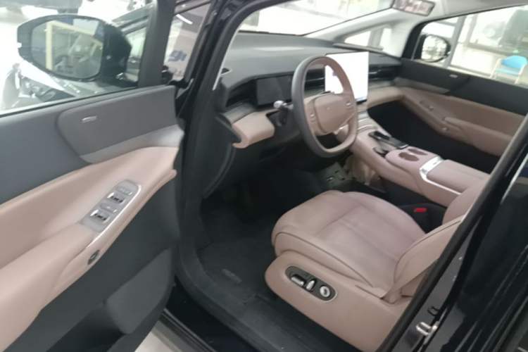 Used XPeng X9 2025 740 Ultra-Long Range Max Driver Seat