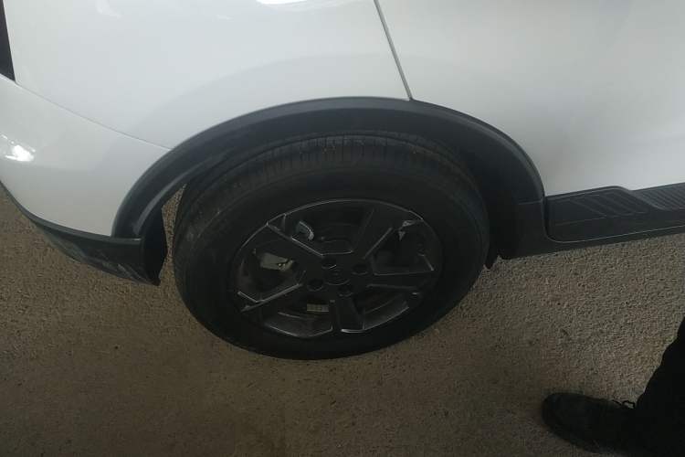 Used Geometry E Firefly 2024 401 km Fluorescent Exterior 8