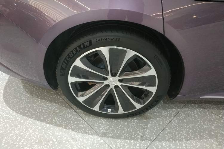 Used Hima Luxeed S7 2025 705 km Max
