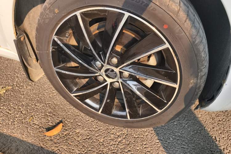 Used Skoda Octavia 2018 TSI280 DSG Luxury Edition Right Front Wheel Hub