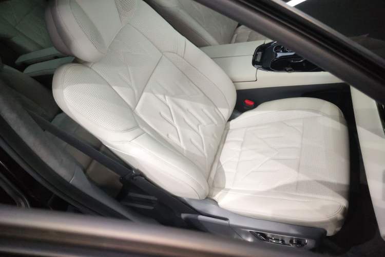 Used Zeekr 009 2024 Six-Seat Executive Version 4WD 108 kWh Right Front Seat