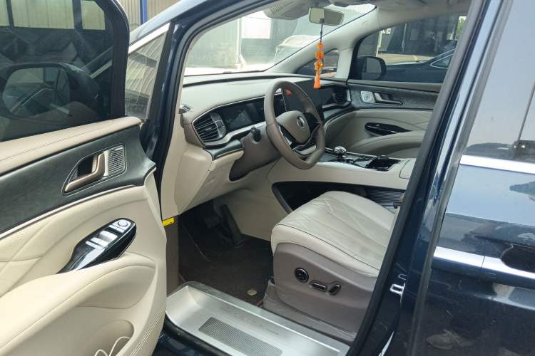 Used Denza D9 2022 DM-i 1040 Prestige Model
