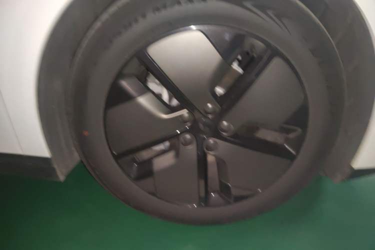 Used Li Auto i6 2025 Model Two-Wheel-Drive Standard Type Right Front Wheel Hub