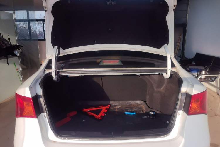 Used Roewe 350 2014 1.5L Automatic Xunyue Version Trunk