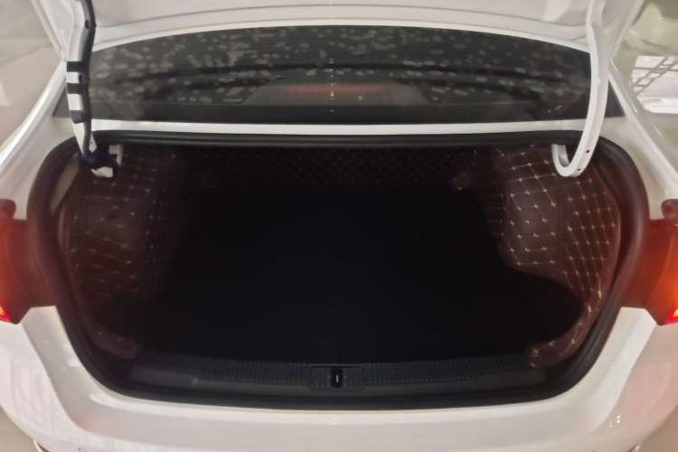 Used Roewe i5 2020 1.5L Automatic 4G Connect Luxury Flagship Edition
