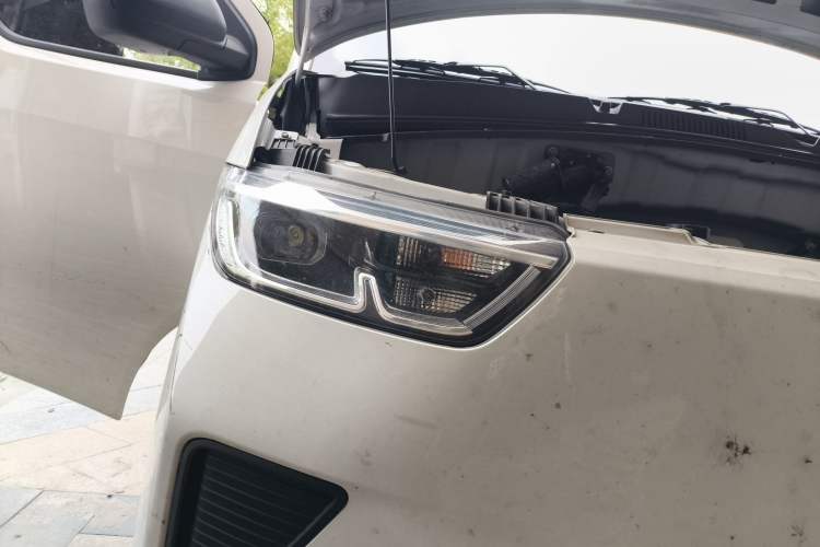 Used Wuling Yangguang 2024 300KM Comfort Version Passenger Van 75kW Right Front Headlight