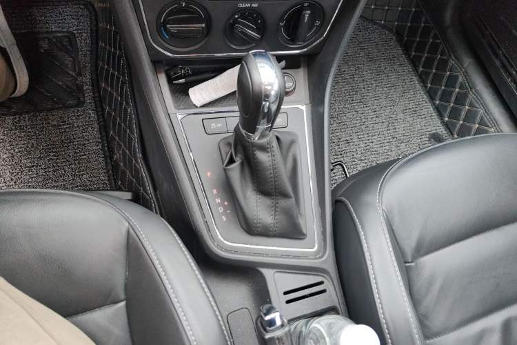 Used Volkswagen Gran Lavida 2015 1.6L Automatic Comfort Edition Gear Lever