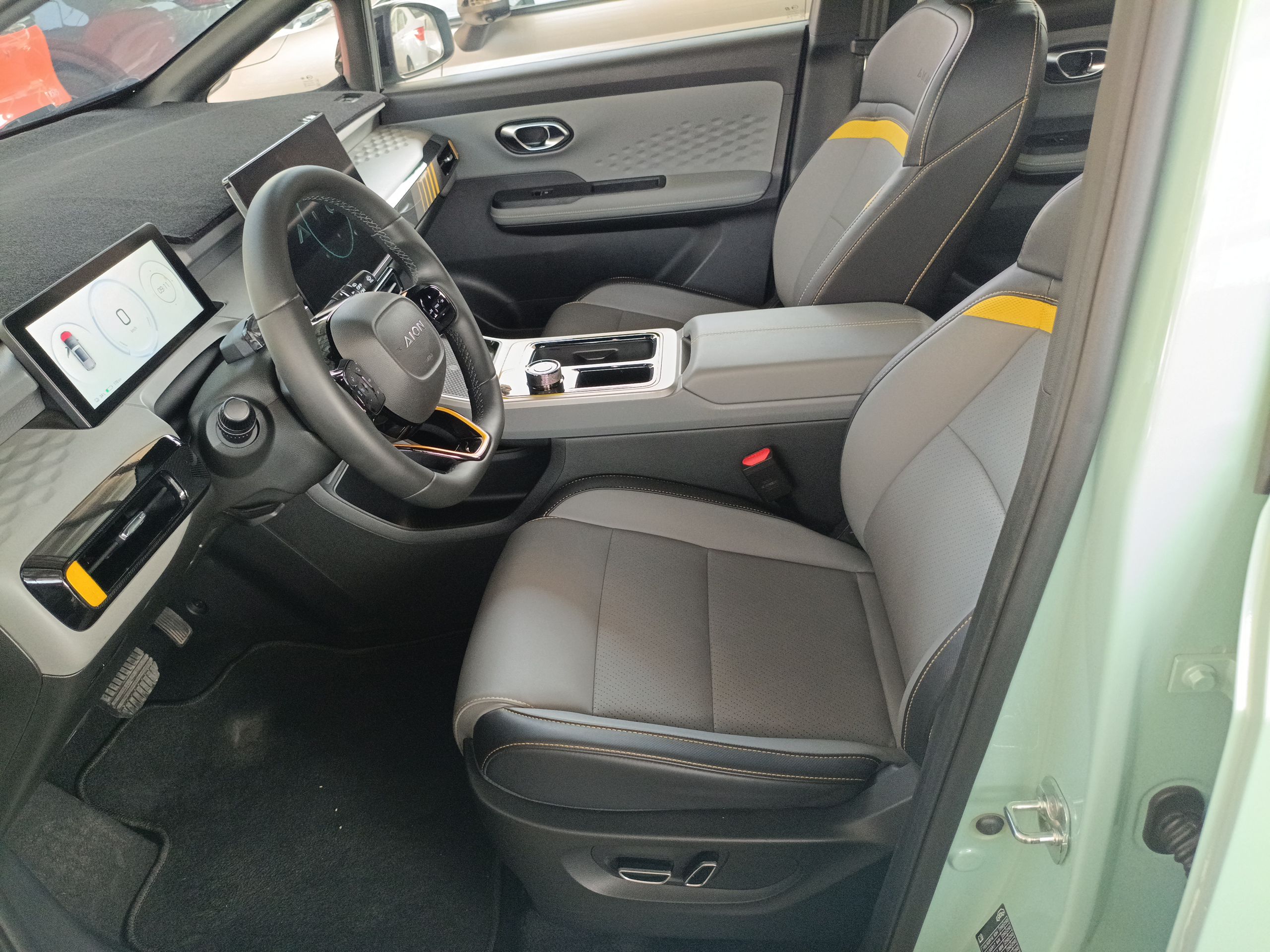 المقاعد الأمامية داخل السيارة