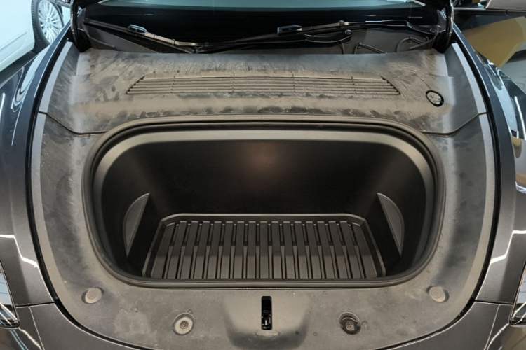 Used Tesla Model Y 2024 Long-Range All-Wheel-Drive Version