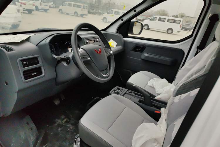 Used Wuling Yangguang 2024 300KM Comfort Version Passenger Van 75kW