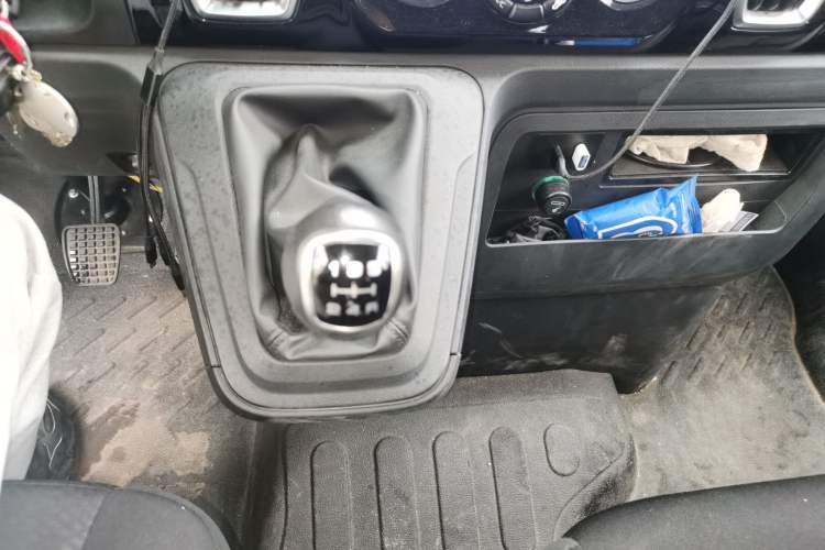 Used Iveco Daily 2023 2.5T A35M1 Short Wheelbase Mid-Height Single-Tire Side-Sliding Door 5–9 Seats