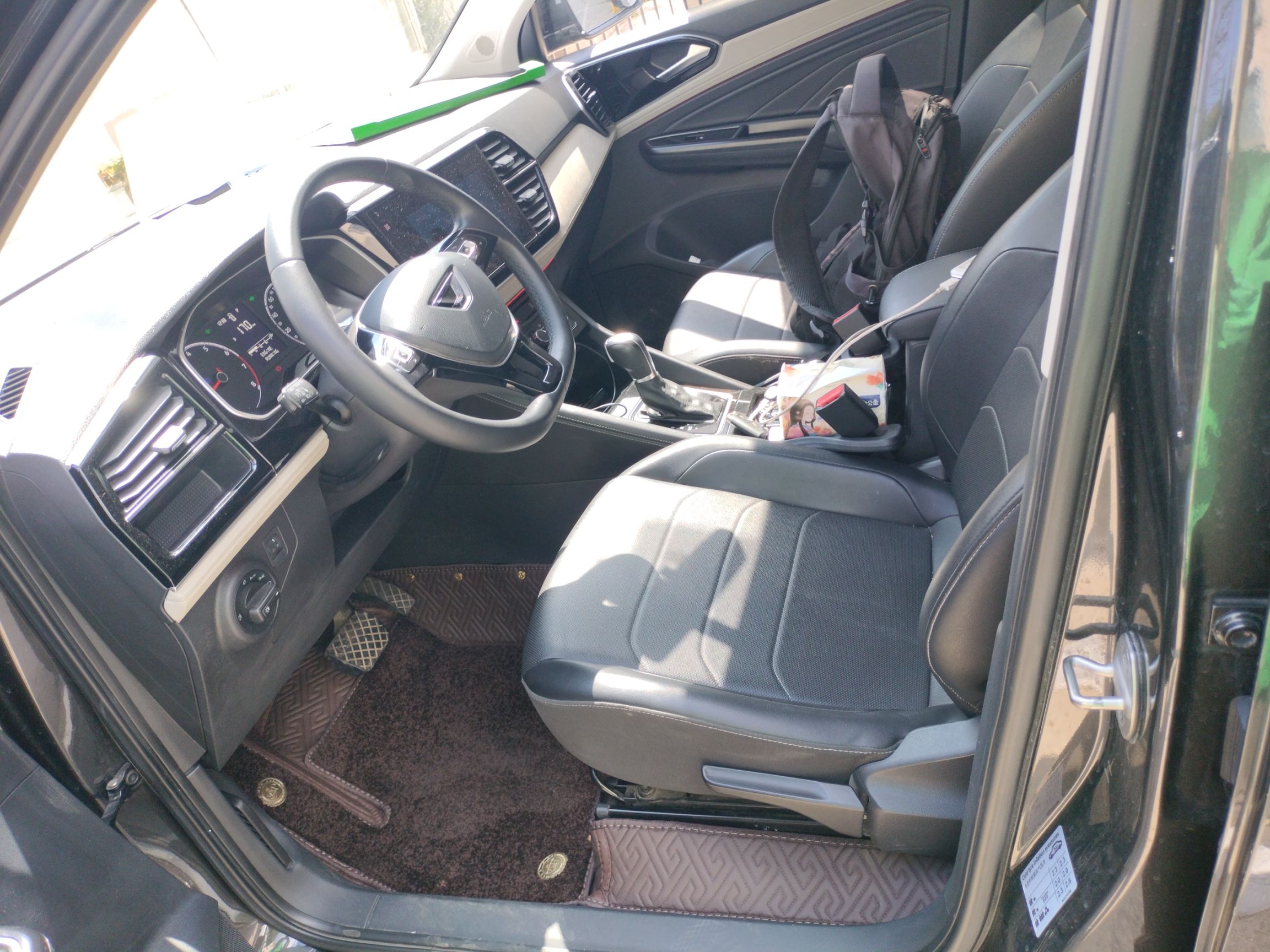 Переднее сиденье в автомобиле