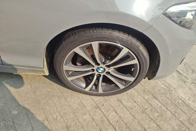 Used BMW 2 Series 2019 225i Convertible Coupe Sports Design Package Right Front Wheel Hub