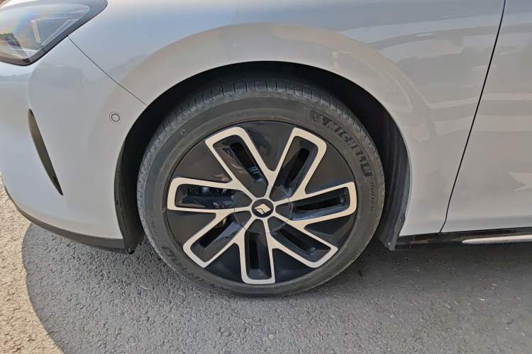 Used Baojun Enjoy 2025 Plug-in Hybrid 140km Luxury Edition Left Front Wheel Hub