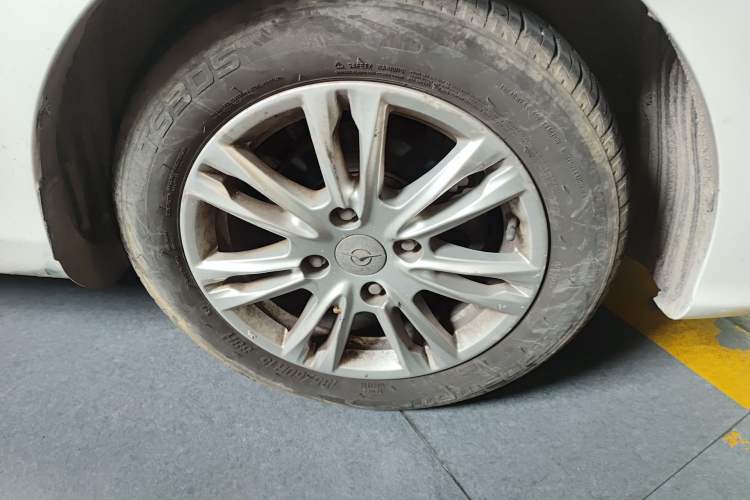 Used Haima M3 2016 1.5L Manual Comfort Model with Sunroof Right Front Wheel Hub