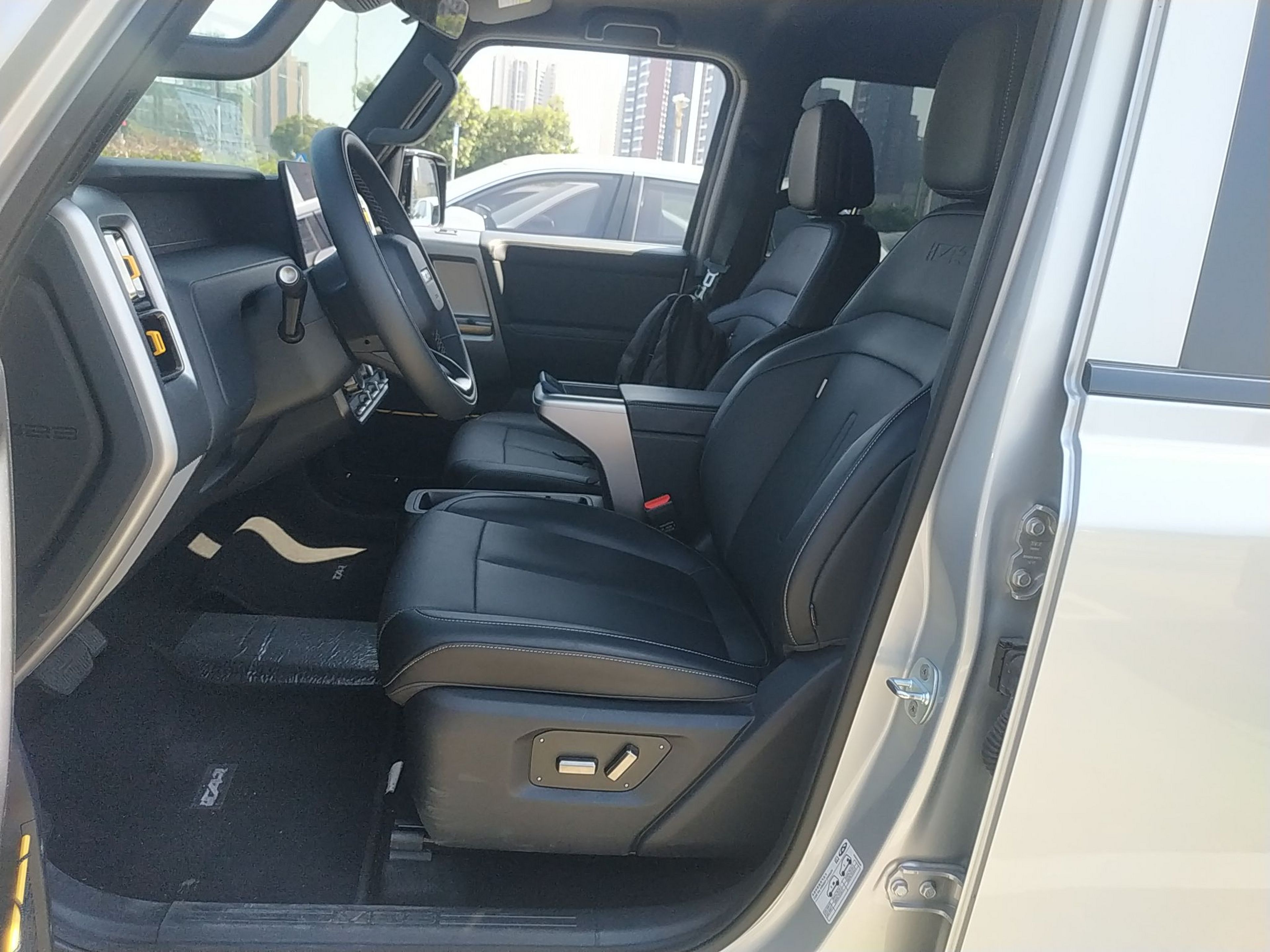 المقاعد الأمامية داخل السيارة