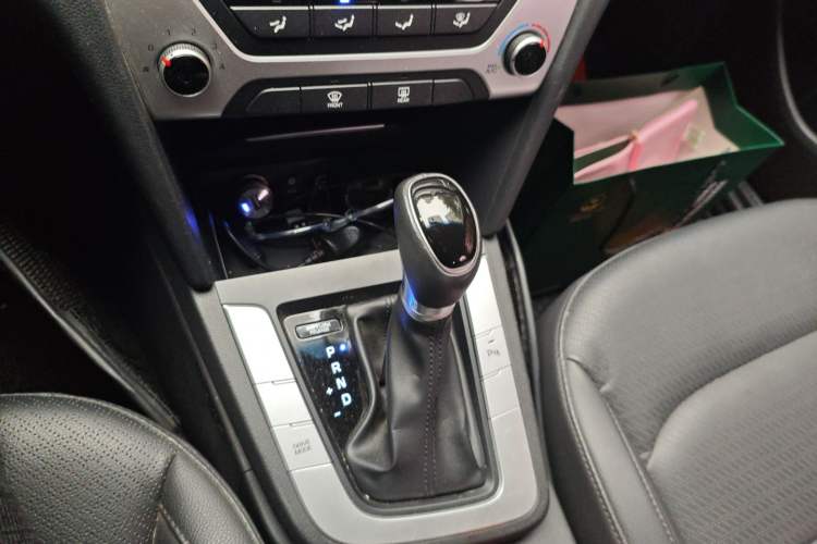 Used Hyundai Elantra (6th Generation / Lingdong) 2016 1.6L Automatic ZhiXuan · Luxury Version Gear Lever