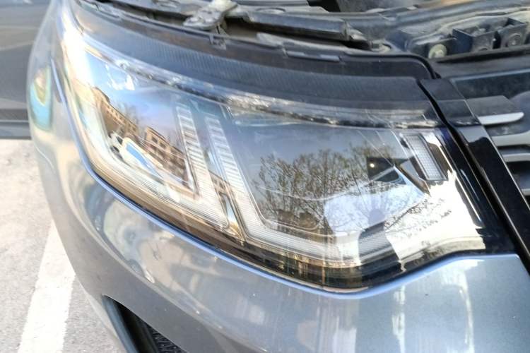 Used Land Rover Discovery Sport 2021 249 PS R-Dynamic SE Performance Tech Edition 5 Seats Right Front Headlight