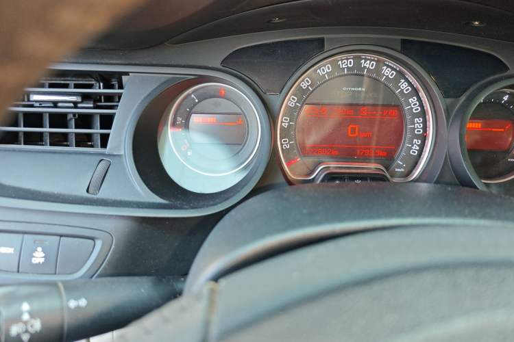 Used Citroen C5 2013 2.0L Automatic Luxury Model Odometer Close Up