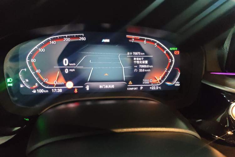 Used BMW 5 Series 2022 Second Facelift 530Li Luxury Version M Sport Package Odometer Close Up