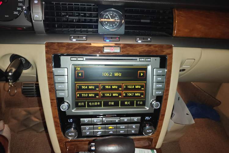 Used Volkswagen Phaeton 2011 3.6L V6 5-Seater Extended Business Edition Audio And AC Panel