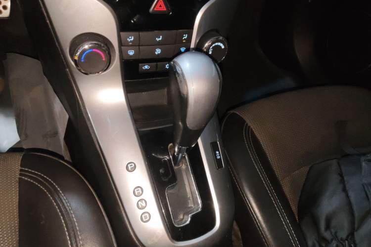 Used Chevrolet Cruze 2013 Hatchback 1.6T Automatic Flagship Model Gear Lever