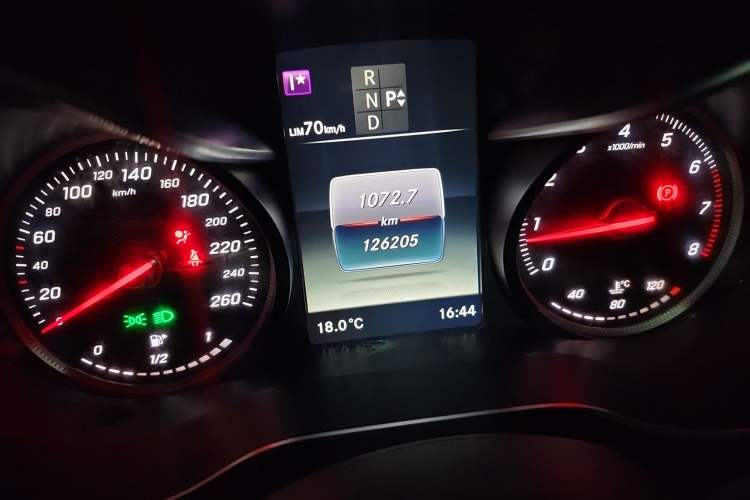 Used Mercedes-Benz GLC 2018 Facelift GLC 260 4MATIC Luxury Edition Odometer Close Up