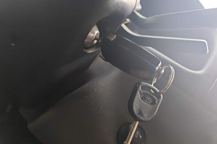 Used Ford Classic Transit 2015 2.8T Diesel Multi-Function Vehicle Short Wheelbase 6-Seater Mid-Roof Edition JX493ZLQ4