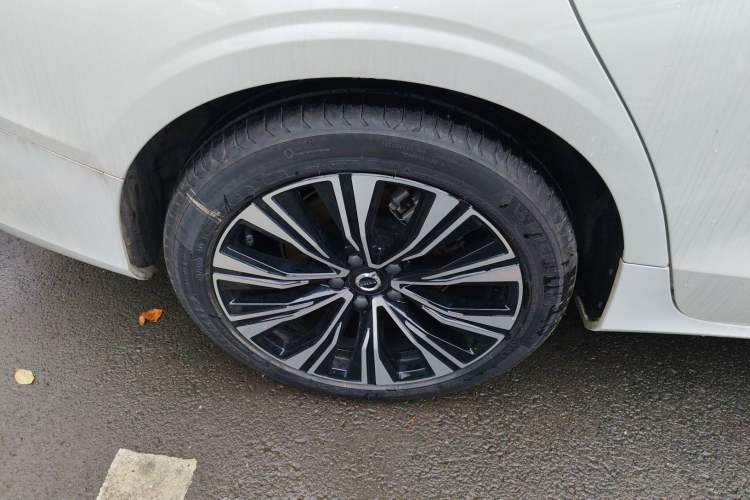 Used Volvo S60 2025 B4 Zhiyuan Luxury Edition Right Rear Wheel Hub