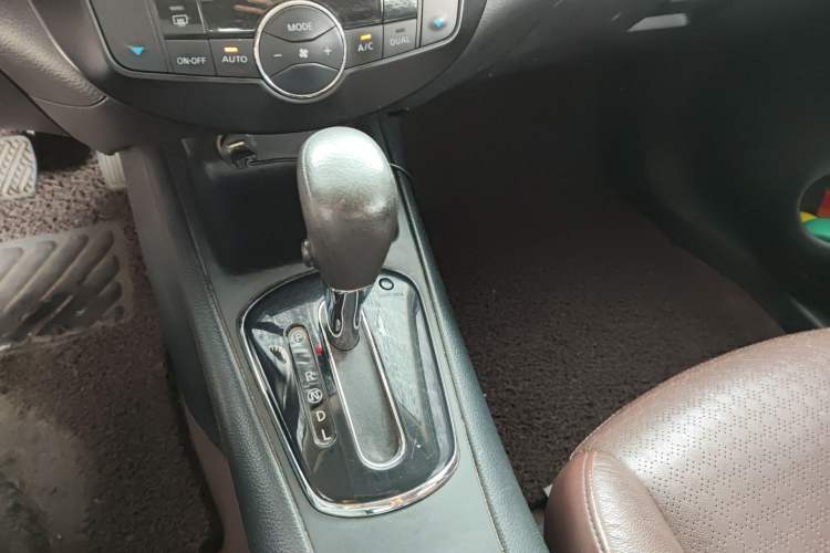 Used Nissan Tiida 2013 1.6L CVT Cool Cafe Edition
