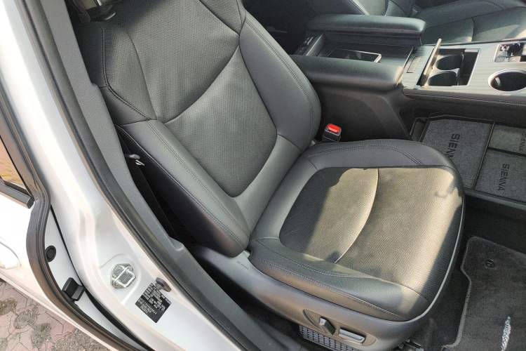 Used Toyota SIENNA 2021 2.5L Hybrid Premium Edition Right Front Seat