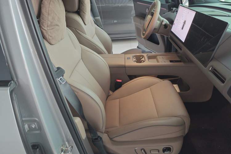 Used Li Auto i6 2025 Model Two-Wheel-Drive Standard Type
