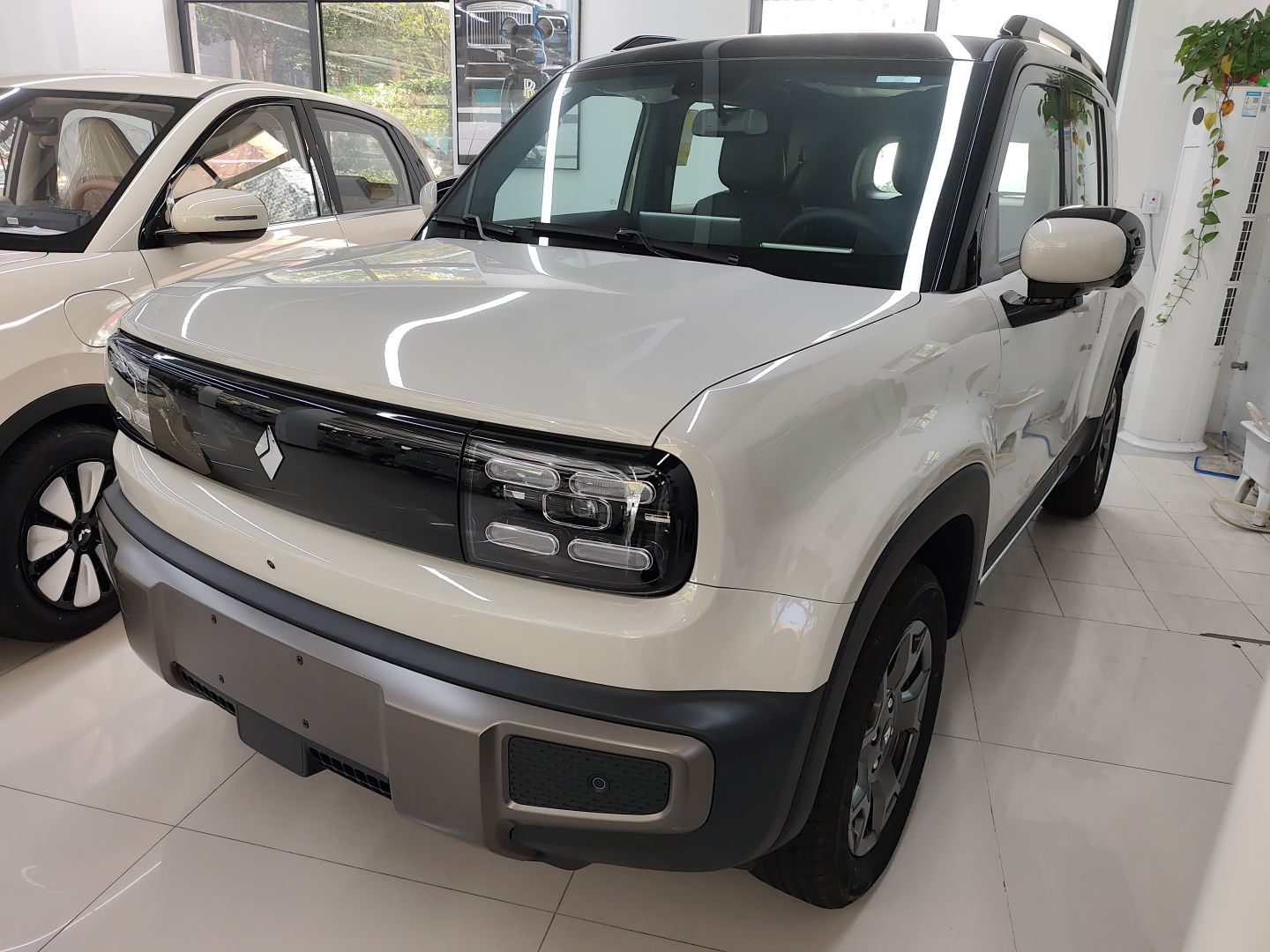 تحت مقدمة السيارة