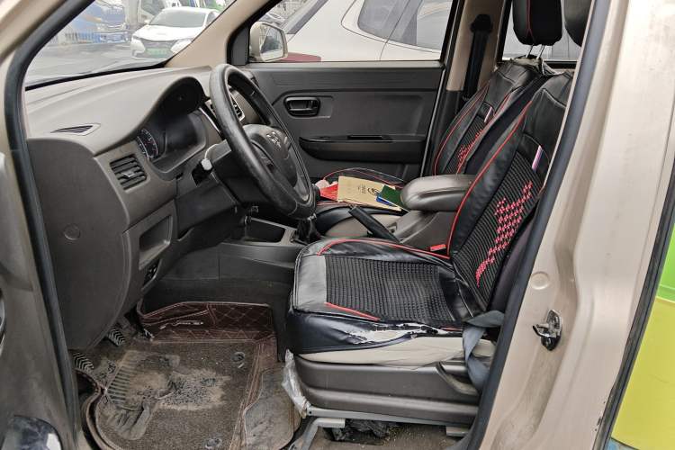 Used Wuling Rongguang V 2018 1.5L Standard Version
