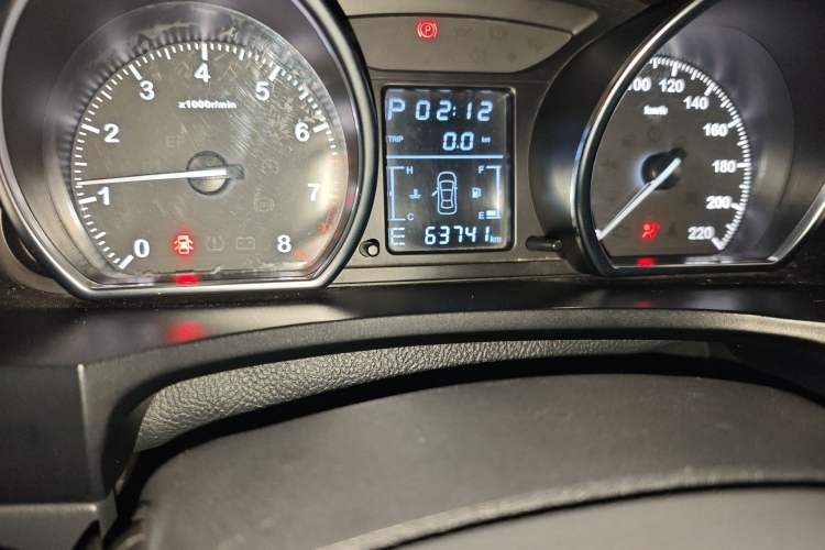 Used Zotye T600 2014 2.0T DCT Luxury Version Odometer Close Up