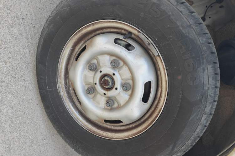 Used JMC Fushun 2022 2.0T Manual Van Short Wheelbase Mid-Height Roof 3-Seater Left Front Wheel Hub