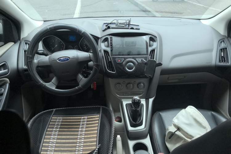 Used Ford Focus 2012 Sedan 1.6L Manual Comfort Model Center Console