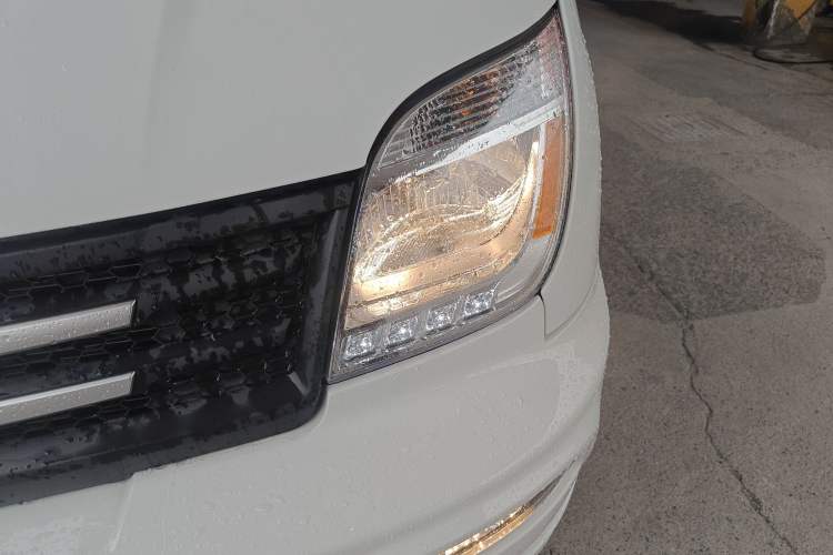 Used SAIC MAXUS Xintu V80 2023 2.0T AMT Classic Aoyuntong Short Wheelbase Ultra-Low Roof 5/6-Seater Left Front Headlight