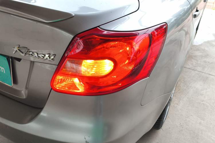 Used Suzuki Kizashi 2011 2.4L Two-Wheel Drive Sport with Navigation
